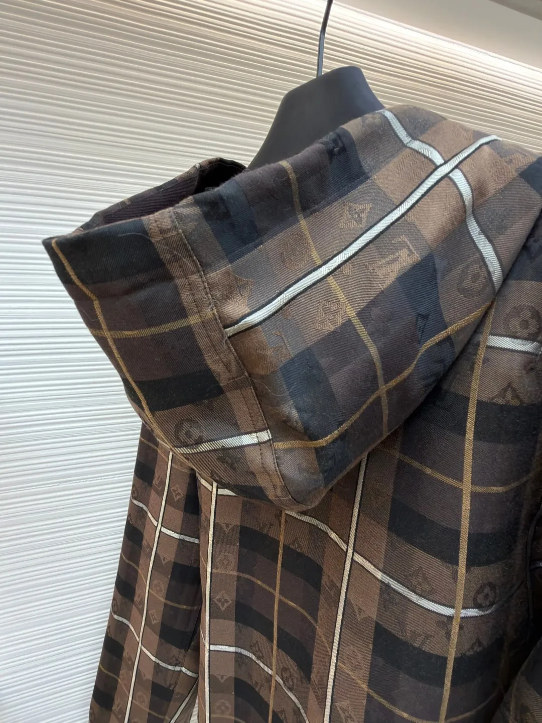 LOUIS VUITTON plaid hooded logo loose jacket ●Original version: Purchased and developed for 27300 ●Item number: 1682148-B70 ●Material: cotton mercerized fabric ●Technology: jacquard production ●Color: brown ●Version: fitted version ●Weight: about 890 grams ●Size: 48-50-52-54 ●Description: This zipper hoodie is made of sheep wool blended to lay out the seasonal Monogram Checked jacquard makes it a great choice for layering across seasons. A Vuitton felt patch sits at the chest, and the dressy hood has beaded drawstring tips. Available in matching trousers. Regular fit 83% sheep wool, 17% polyester Lining: 100% viscose Logo jacquard Felt logo patch on front, ribbed cuffs and hem Logo-lined zip closure Kangaroo pocket, drawstring hood with beaded drawstring ends. The overall wiring is straight and delicate, the fabric is comfortable and soft, and the color is consistent without color difference. It can be matched with the same style to create a fashionable look and control various occasions. Customized accessories, complete with three standards, same style for men and women!